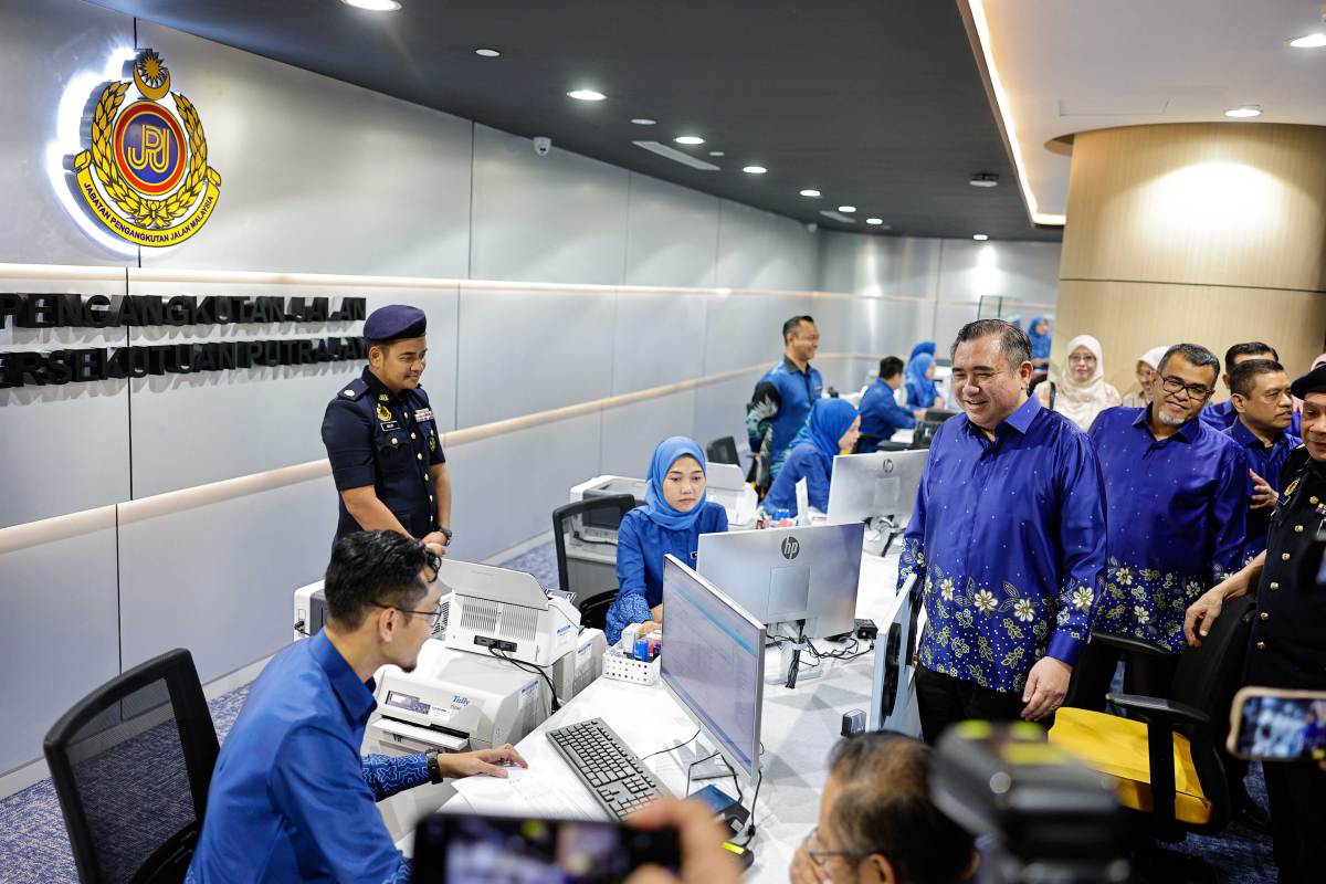 PEMBAHARUAN LESEN KENDERAAN MOTOR (LKM) BAGI KENDERAAN PERSENDIRIAN INDIVIDUDI KIOS JPJ NEGERI SABAH DAN SARAWAK