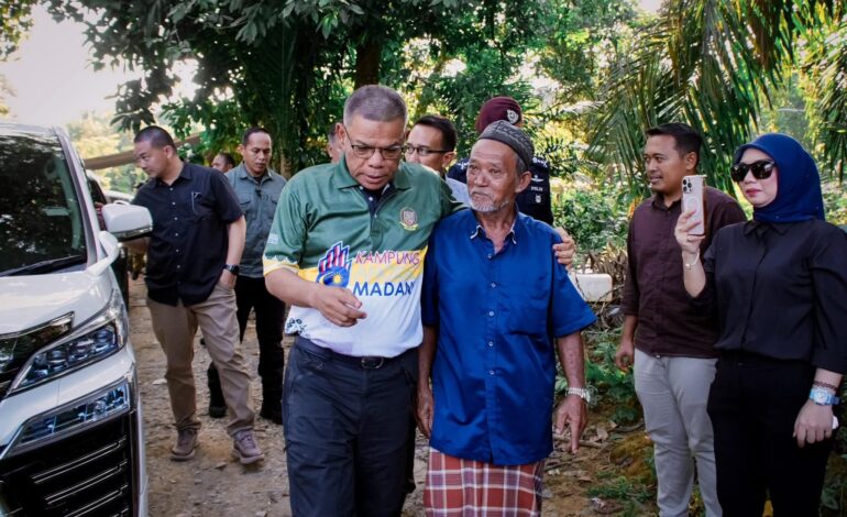 Datuk Seri Saifuddin Nasution Ismail mendampingi dan bermesra bersama masyarakat