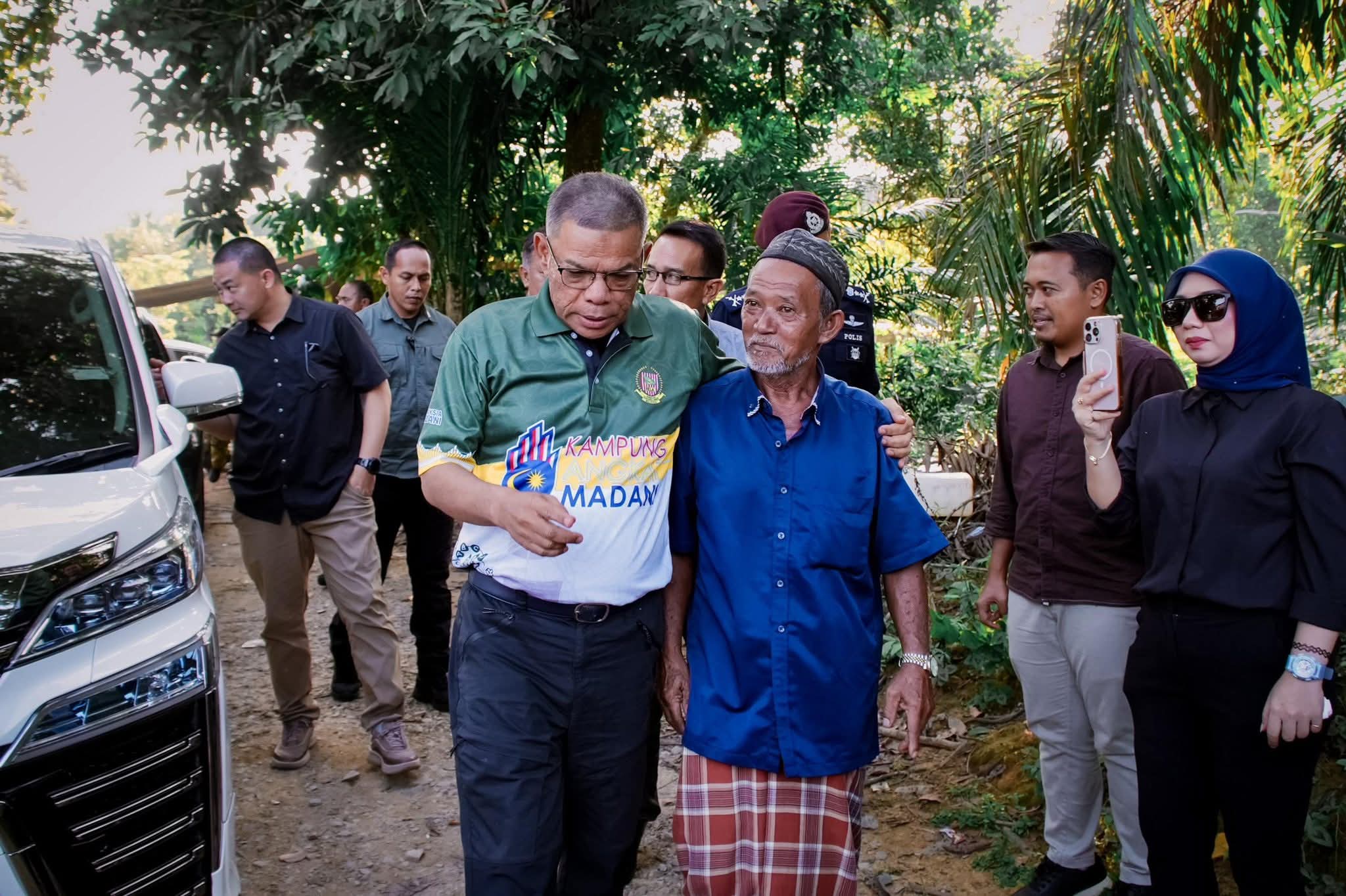 Datuk Seri Saifuddin Nasution Ismail mendampingi dan bermesra bersama masyarakat