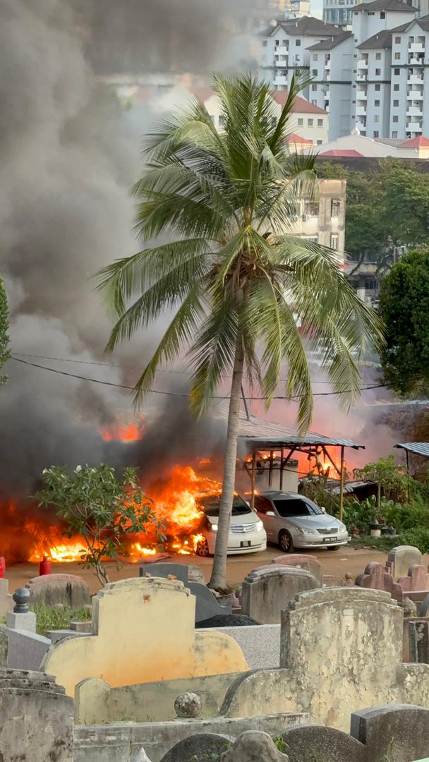 TIGA RUMAH SETINGGAN DEKAT KUBUR NIRVANA TERBAKAR, 100% MUSNAH